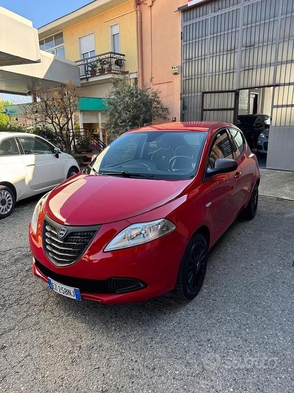 Usata Lancia Ypsilon 69 CV (50 kW) 2015 Rosso Utilitaria