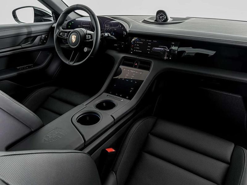 Usata Porsche Taycan Black Edition 319 kW (435 CV) 2025 Blu/azzurro Utilitaria