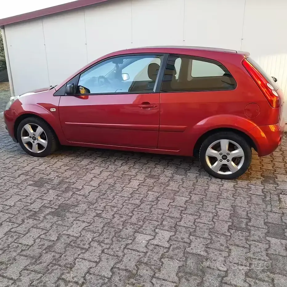 Usata Ford Fiesta 75 CV (55 kW) 2008 Rosso Utilitaria