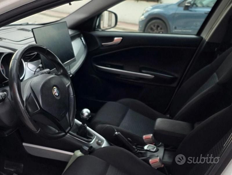 Usata Alfa Romeo Giulietta Distinctive 120 CV (88 kW) 2015 Bianco Utilitaria
