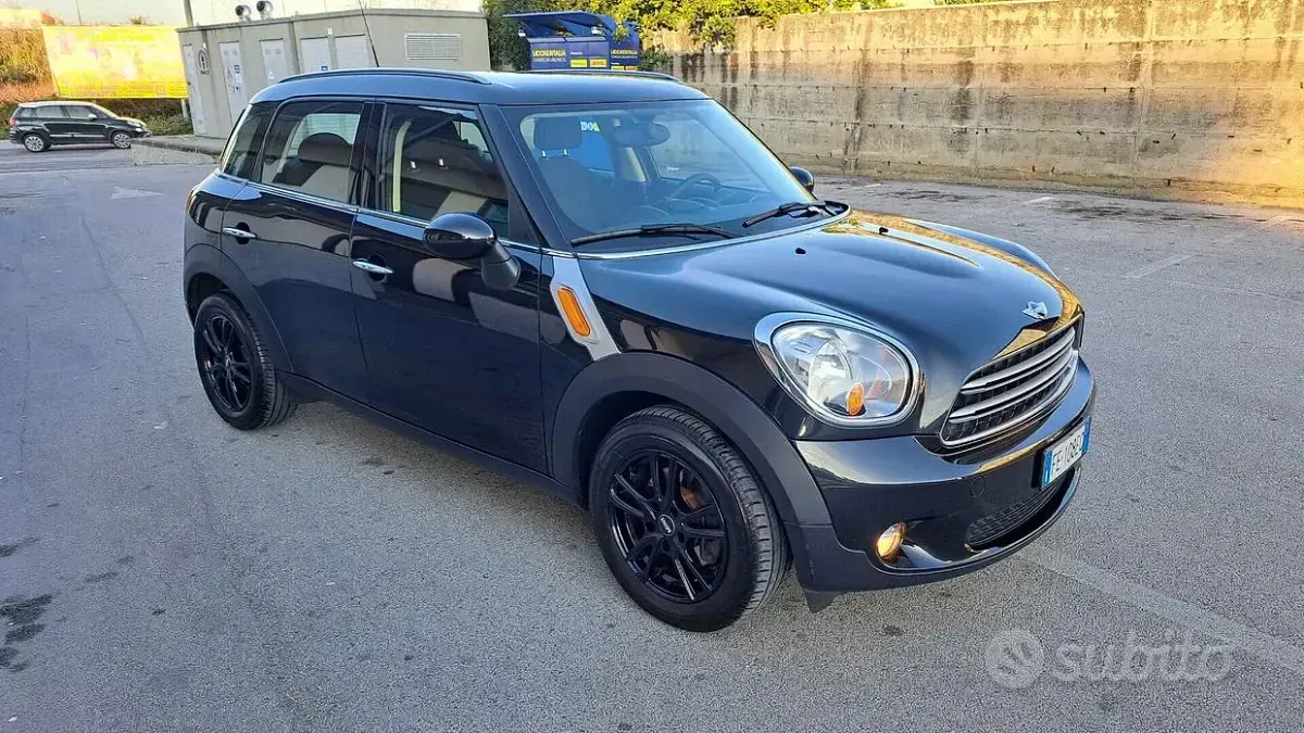 Usata Mini Cooper Countryman Business 111 CV (81 kW) 2016 Nero SUV