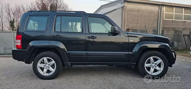 Usata Jeep Cherokee Sport 177 CV (130 kW) 2010 Nero SUV