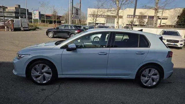 Usata VW Golf VIII Life 115 CV (84 kW) 2025 Blu Berlina