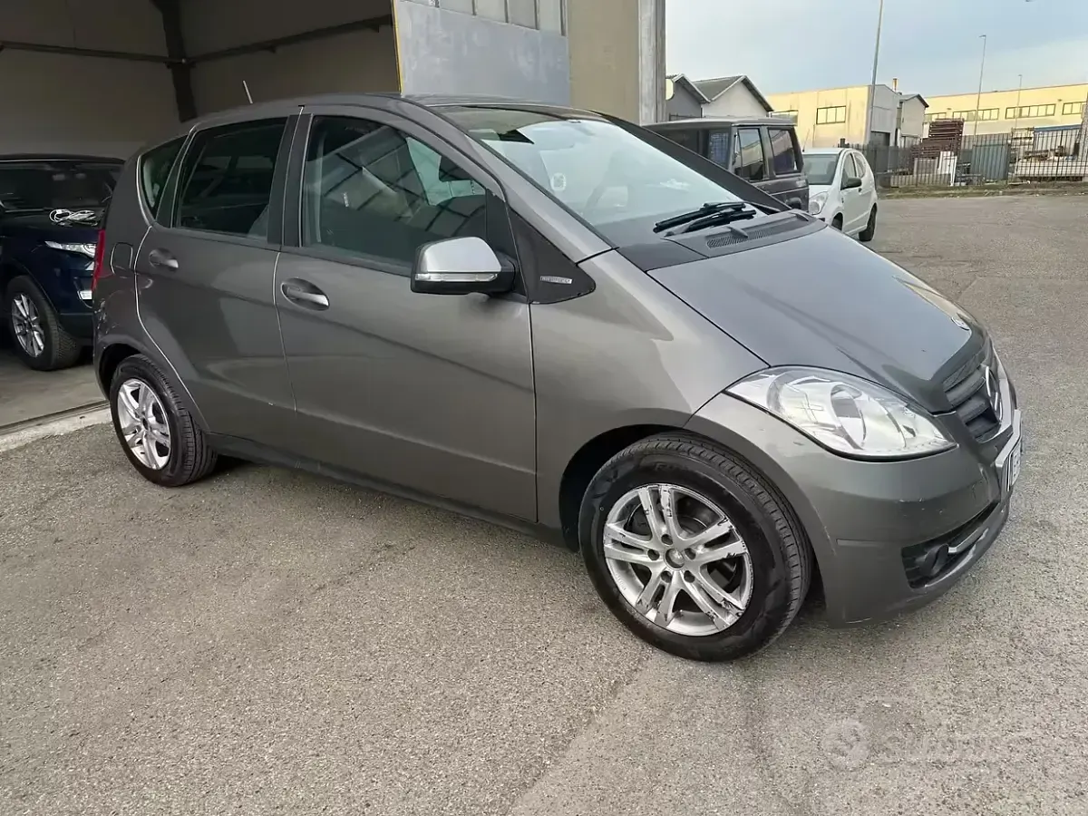 Gebraucht Mercedes A160 95 PS (69 kW) 2011 Grau Limousine