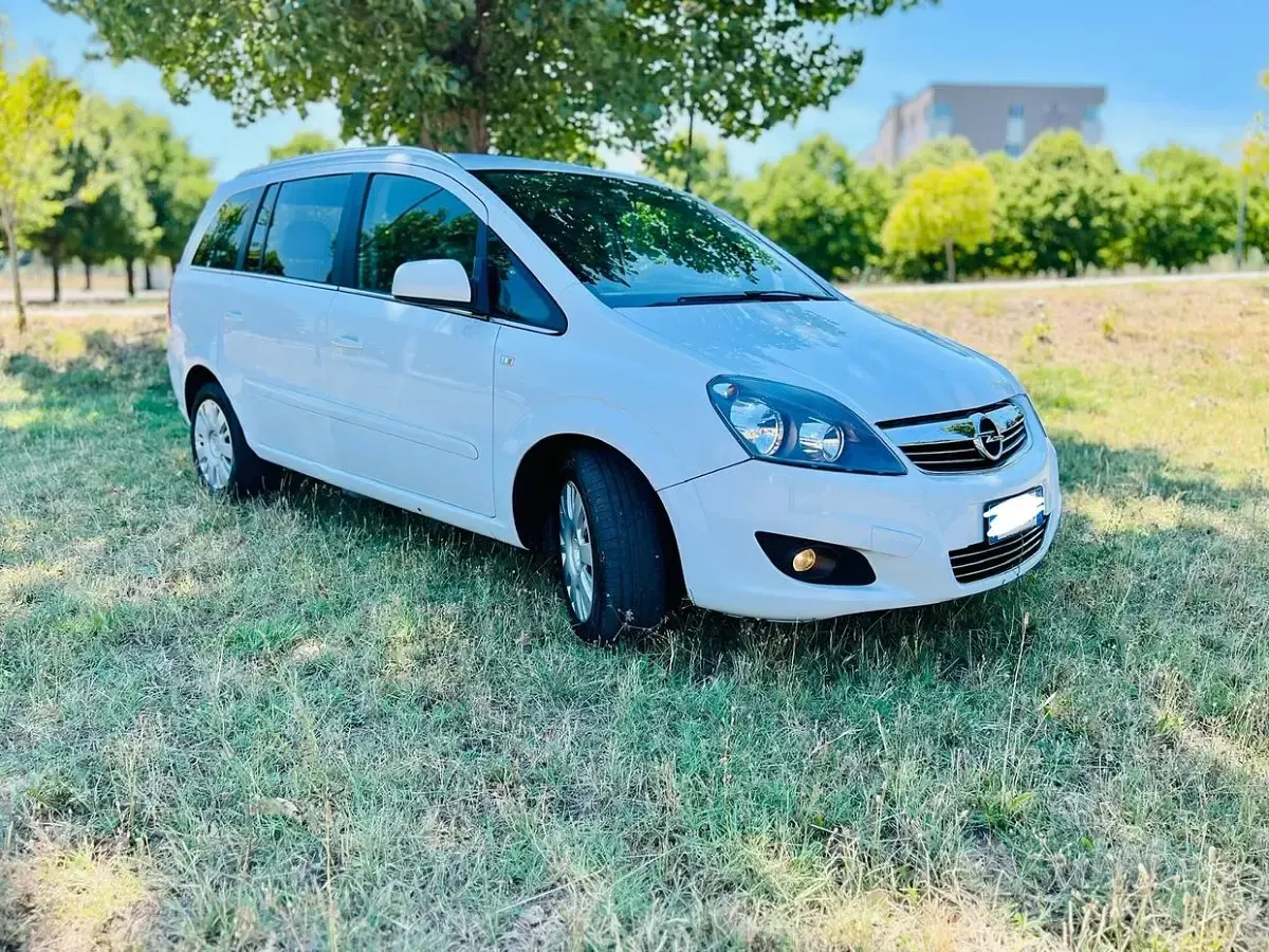 Usata Opel Zafira 150 CV (110 kW) 2013 Bianco Monovolume