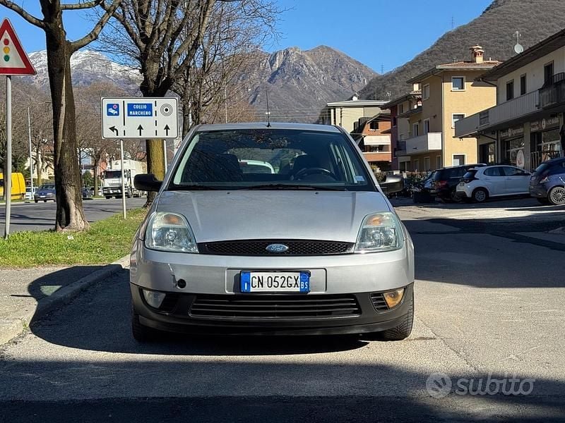 Usata Ford Fiesta 74 CV (54 kW) 2004 Grigio Utilitaria