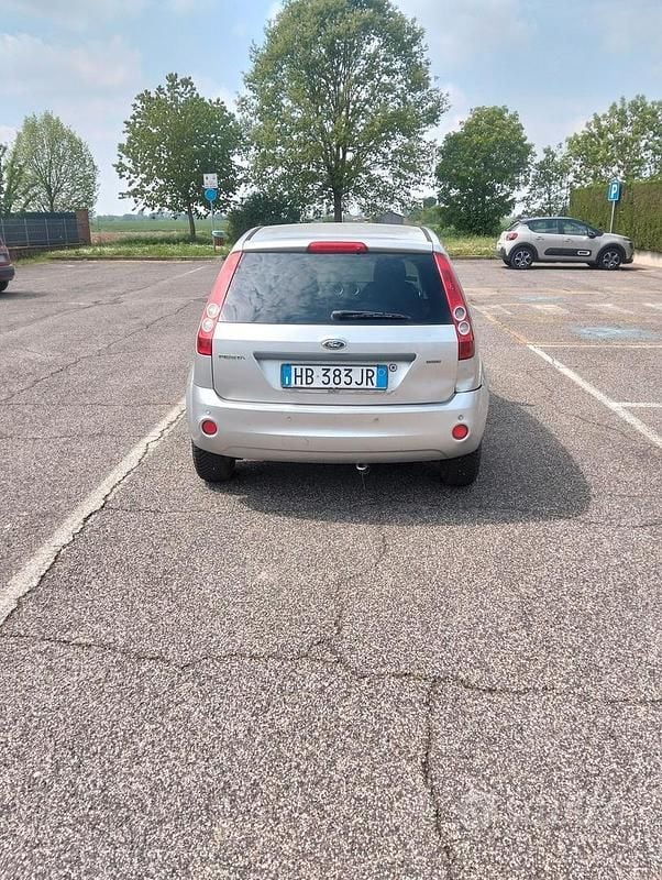 Usata Ford Fiesta 75 CV (55 kW) 2006 Grigio Utilitaria
