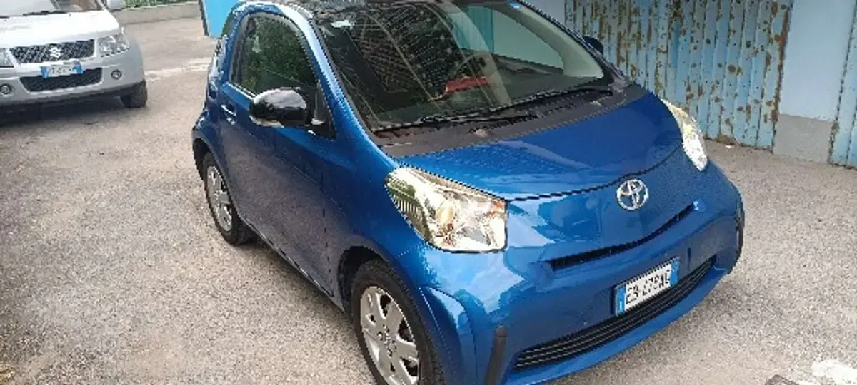 Usata Toyota iQ 68 CV (50 kW) 2012 Blu/azzurro Utilitaria