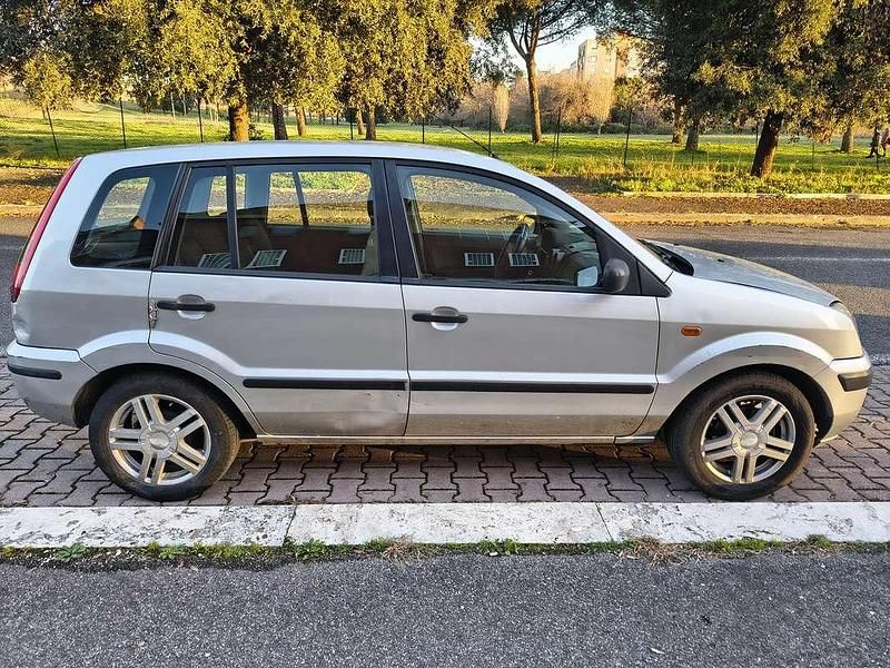 Usata Ford Fusion Zetec 79 CV (58 kW) 2004 Argento Utilitaria