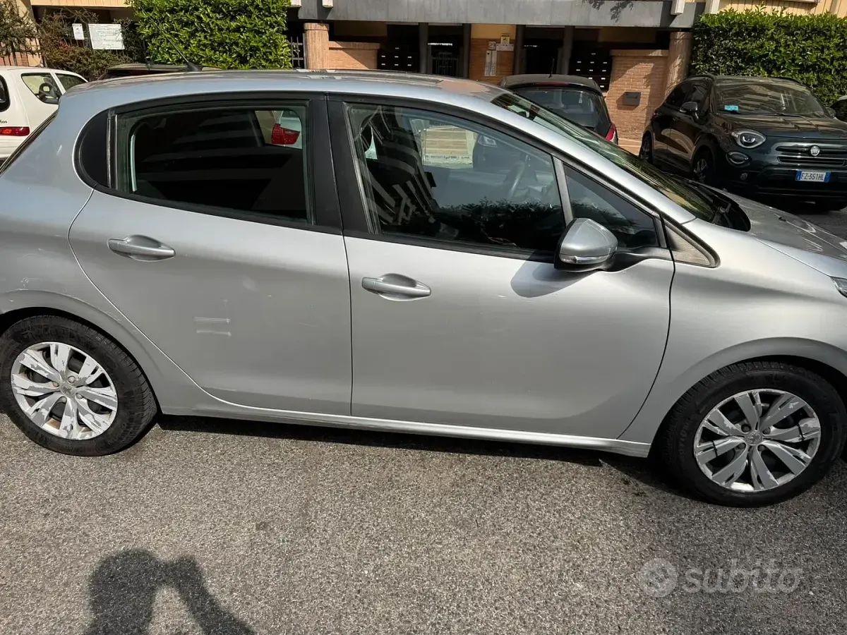 Usata Peugeot 208 95 CV (69 kW) 2015 Utilitaria