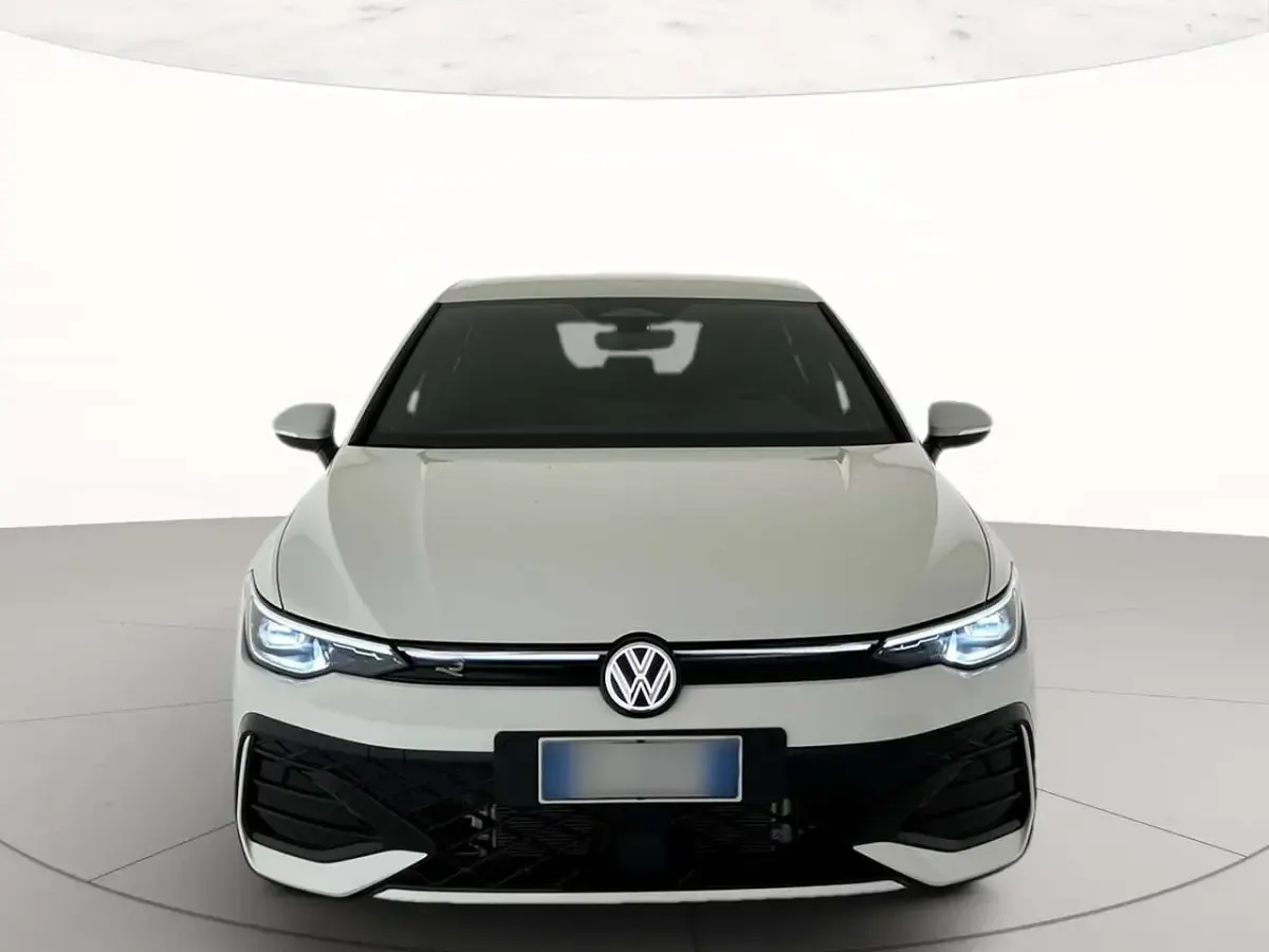 Nuova VW Golf VIII R-line Plus 150 CV (110 kW) 2026 Pure white Berlina