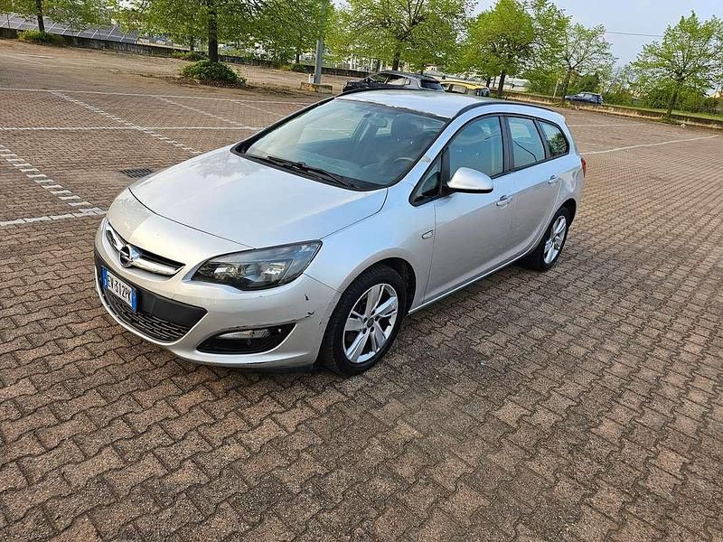 Usata Opel Astra 110 CV (80 kW) 2014 Grigio Station wagon
