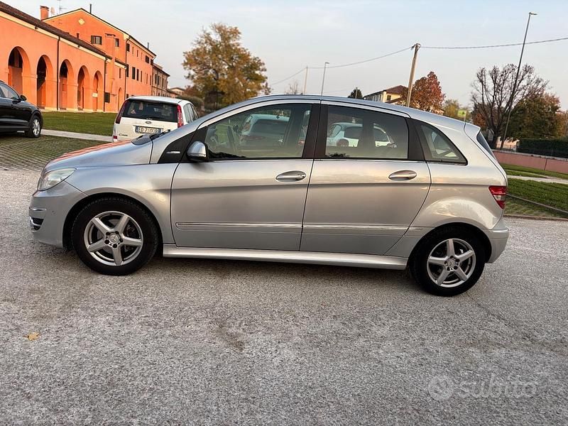 Usata Mercedes B180 Premium 109 CV (80 kW) 2011 Grigio Utilitaria