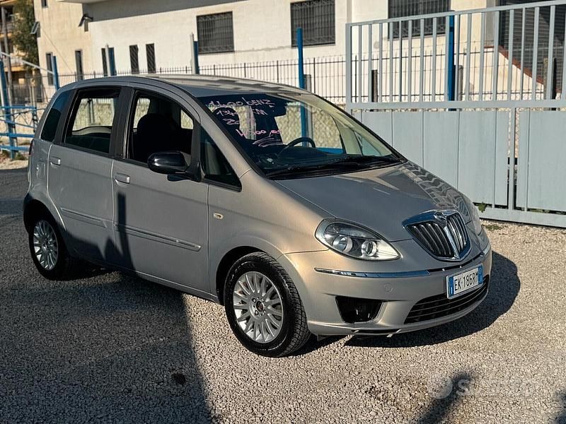 Usata Lancia Musa 95 CV (69 kW) 2011 Grigio Monovolume