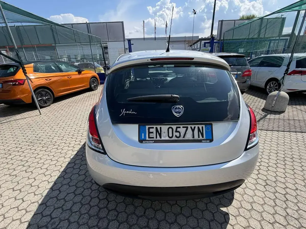 Usata Lancia Ypsilon Silver 95 CV (69 kW) 2012 Argento Utilitaria