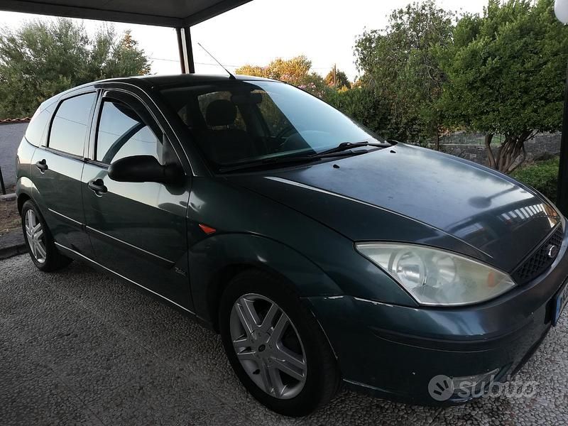 Verde Usata 2003 Ford Focus Zetec Tre volumi | 950 € (Buon prezzo) - Immagine 1/4