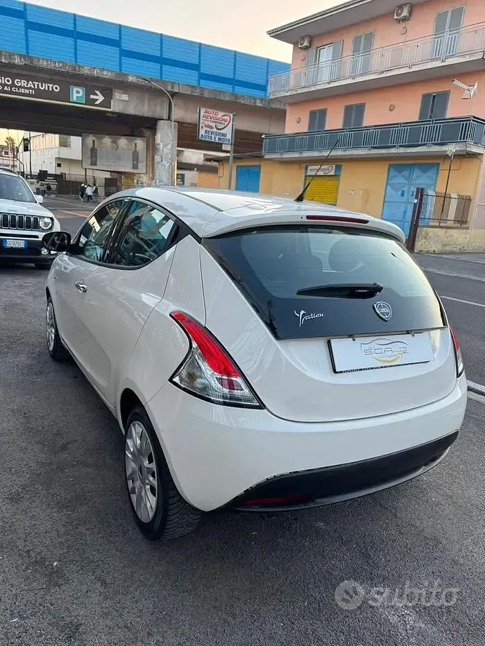 Usata Lancia Ypsilon Gold 95 CV (69 kW) 2012 Bianco Utilitaria