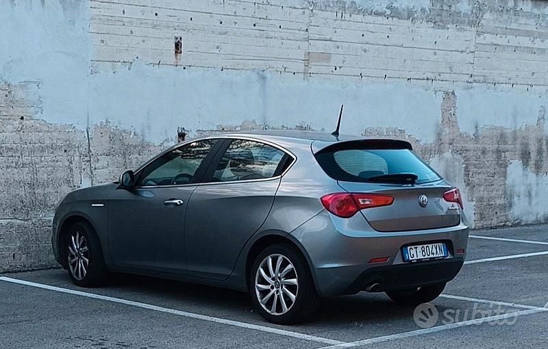 Grigio Usata 2016 Alfa Romeo Giulietta Tre volumi | 9000 € (Buon prezzo) - Immagine 1/4