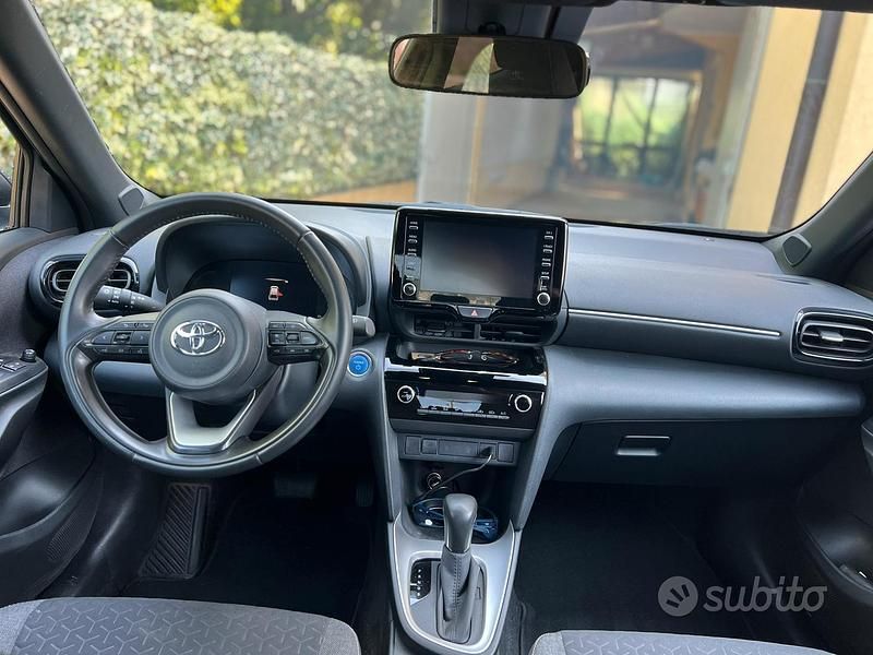 Usata Toyota Yaris Hybrid Lounge 130 CV (95 kW) 2023 Grigio Berlina