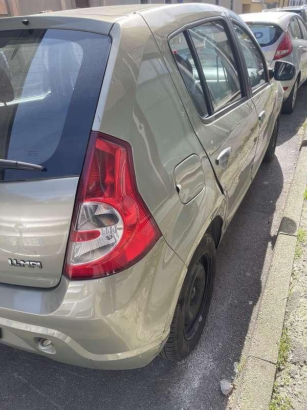 Brugt Dacia Sandero Lauréate 75 HK (55 kW) 2009 Sedan