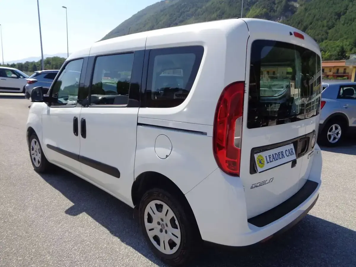 Usata Fiat Doblò Lounge 105 CV (77 kW) 2022 Bianco Monovolume