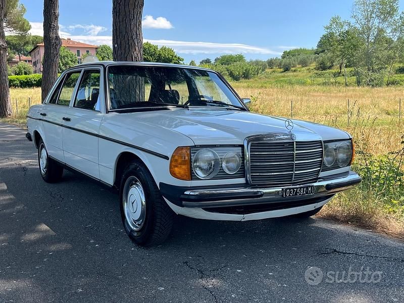 Bianco Usata 1981 Mercedes E200 Tre volumi | 7500 € - Immagine 1/4