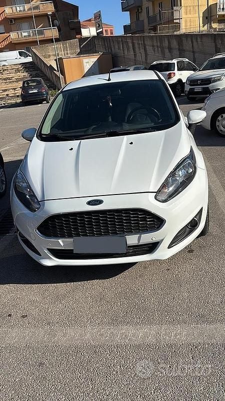 Usata Ford Fiesta 75 CV (55 kW) 2016 Bianco Utilitaria