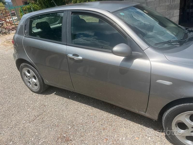 Usata Alfa Romeo 147 Distinctive 150 CV (110 kW) 2007 Grigio Utilitaria