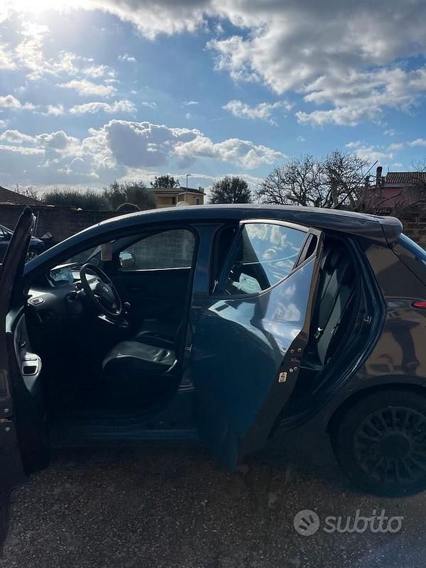 Usata Lancia Ypsilon 69 CV (50 kW) 2014 Grigio Utilitaria