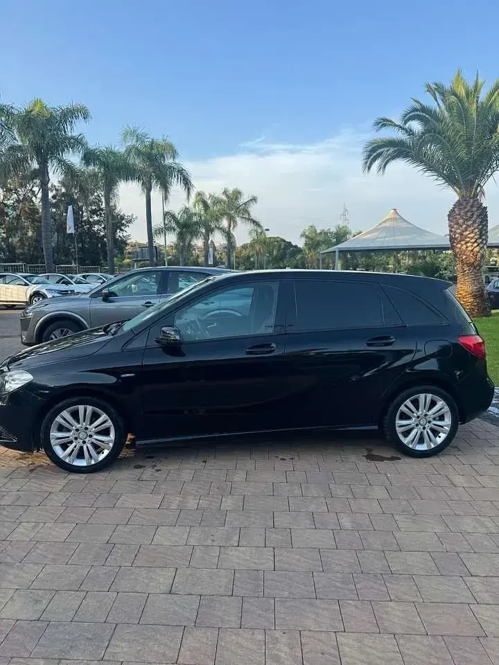 Usata Mercedes B180 Executive 109 CV (80 kW) 2012 Nero Utilitaria