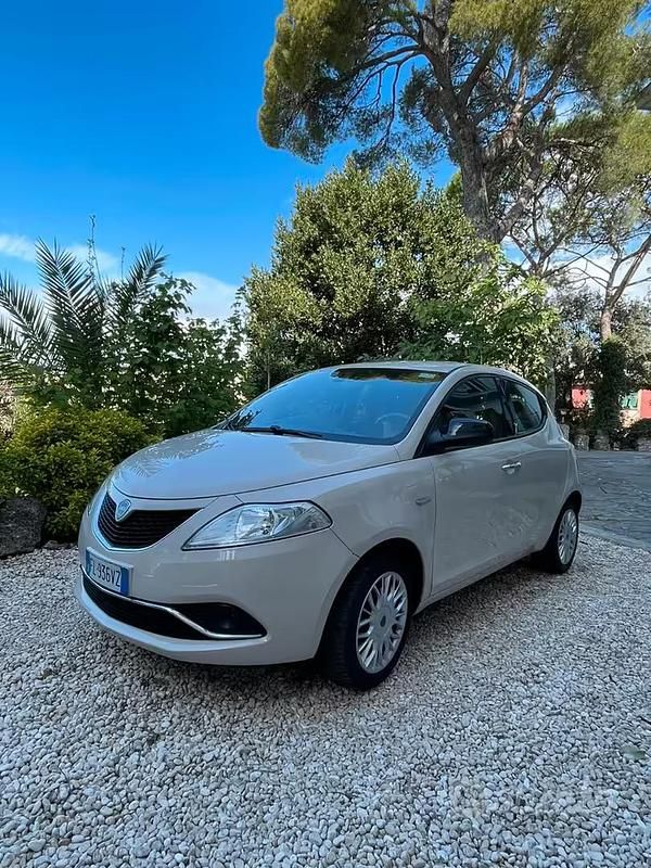 Usata Lancia Ypsilon Gold 69 CV (50 kW) 2017 Utilitaria