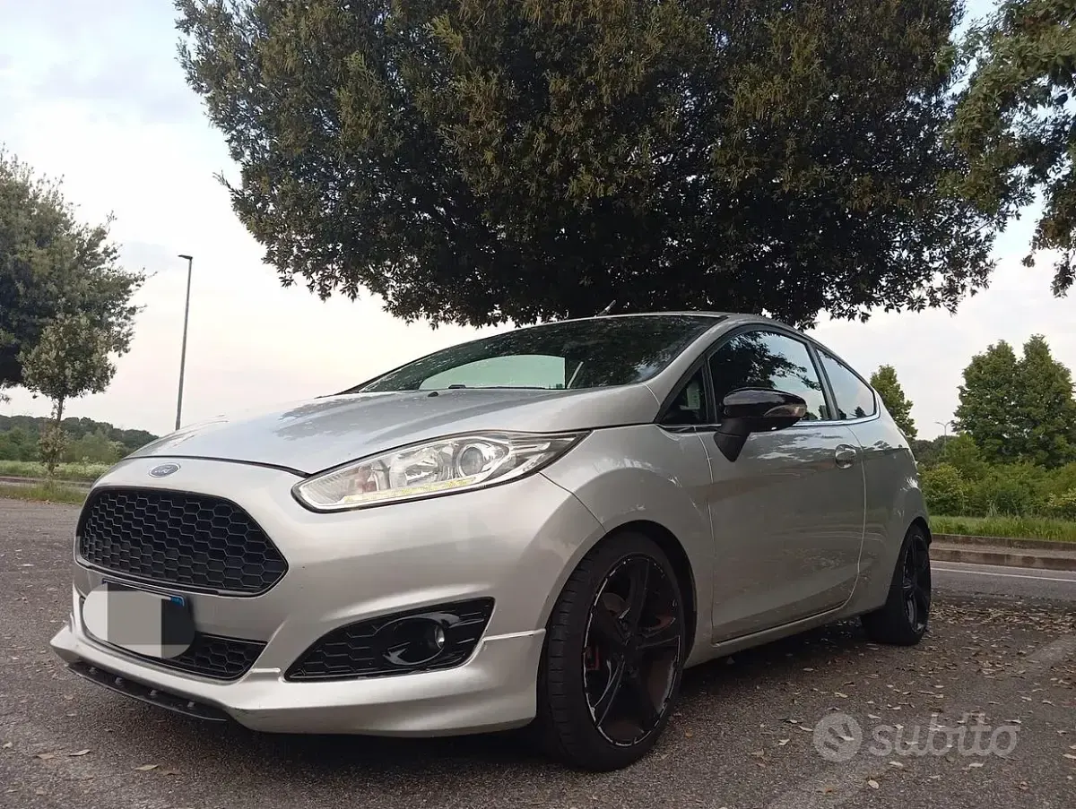 Usata Ford Fiesta Titanium 92 CV (67 kW) 2013 Grigio Berlina