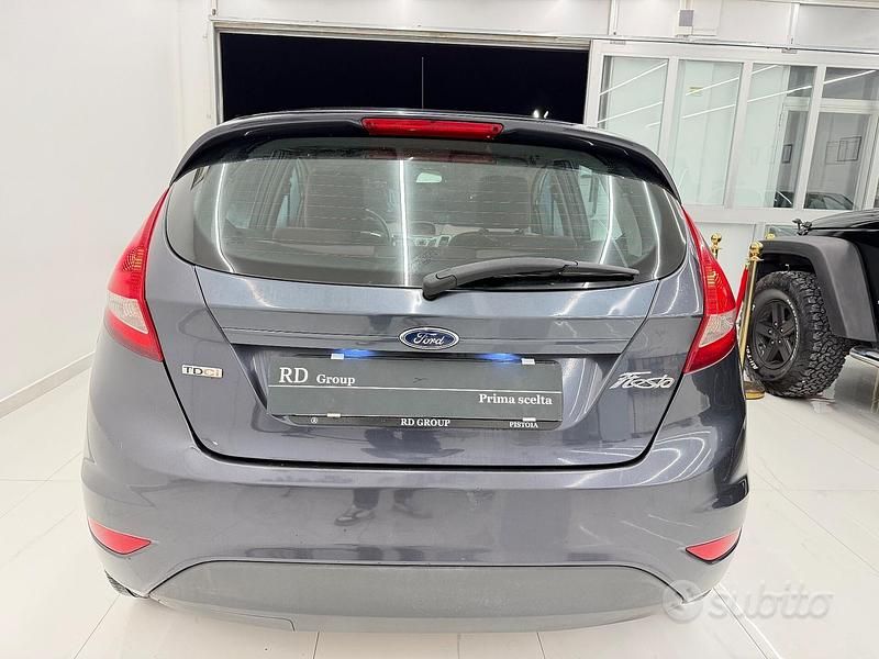 Usata Ford Fiesta Titanium 70 CV (51 kW) 2009 Grigio Berlina
