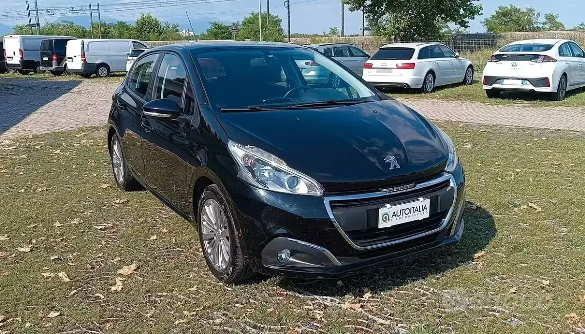 Usata Peugeot 208 Access 82 CV (60 kW) 2017 Nero Utilitaria