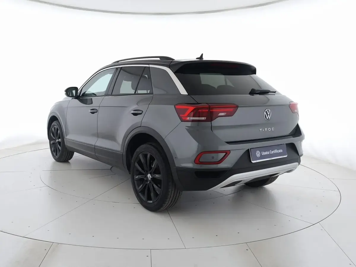Usata VW T-Roc Life 110 CV (80 kW) 2023 Indium grey metallizzato nero SUV