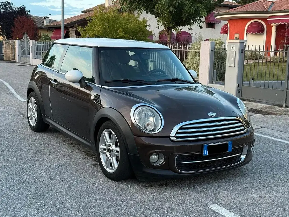 Usata Mini Cooper D 112 CV (82 kW) 2010 Marrone Utilitaria