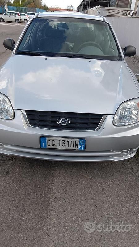 Usata Hyundai Accent 2003 Grigio Berlina