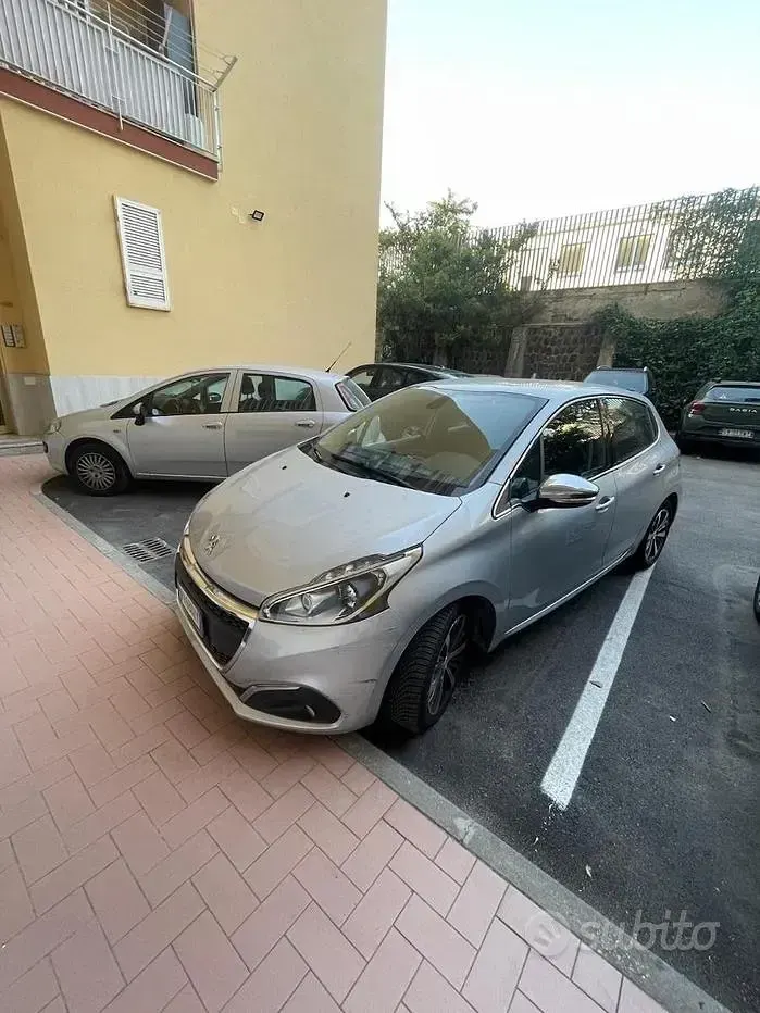 Usata Peugeot 208 Allure 82 CV (60 kW) 2017 Grigio Utilitaria