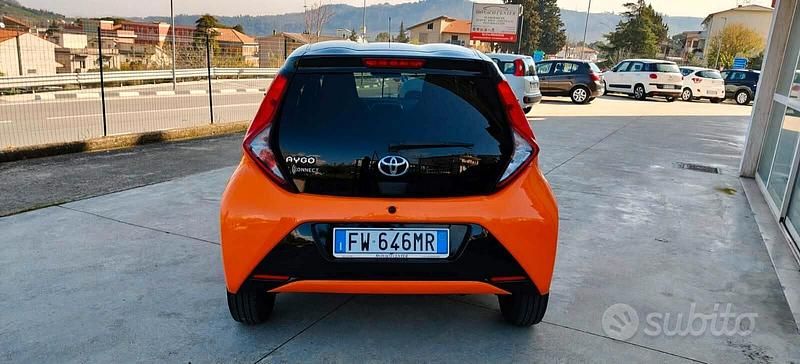 Usata Toyota Aygo X-wave 72 CV (52 kW) 2019 Arancione Utilitaria