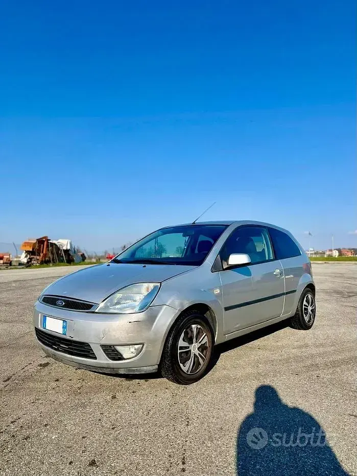 Usata Ford Fiesta Ghia 75 CV (55 kW) 2005 Grigio Utilitaria