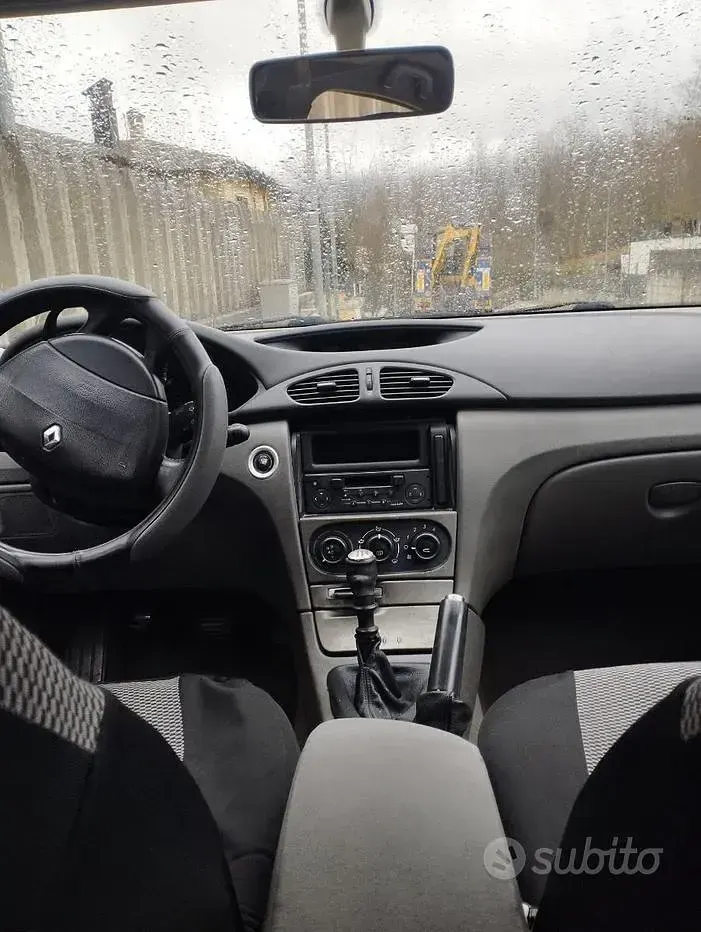 Usata Renault Laguna II 120 CV (88 kW) 2005 Bluazzurro Berlina