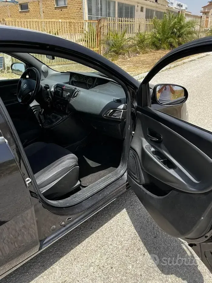 Usata Lancia Ypsilon 95 CV (69 kW) 2012 Bluazzurro Utilitaria