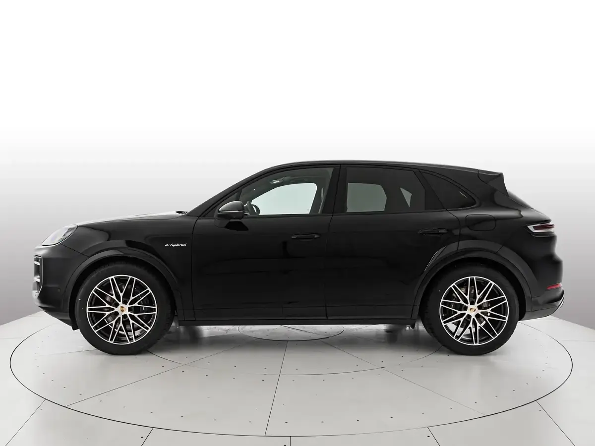 Nuova Porsche Cayenne 2026 Nero cromite metallizzato SUV