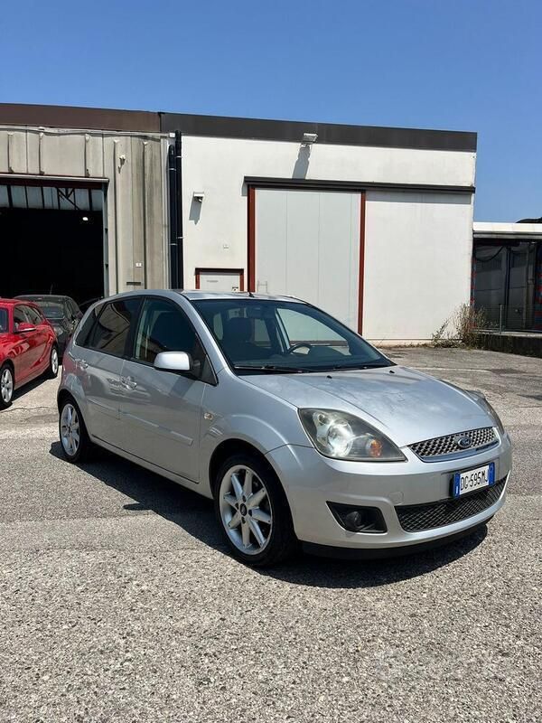 Grigio Usata 2008 Ford Fiesta Due volumi | 2600 € (Cara) - Immagine 1/4