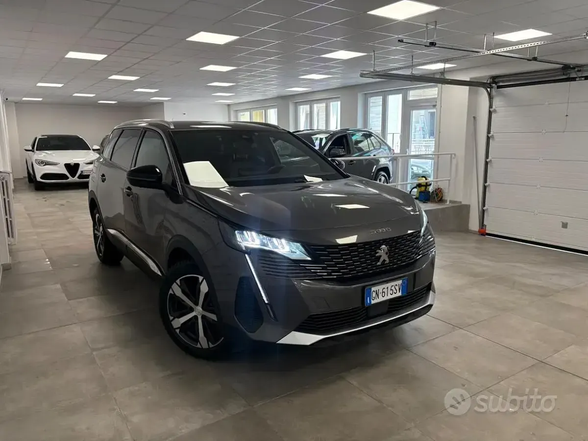 Usata Peugeot 5008 Allure 131 CV (96 kW) 2023 Grigio scuro SUV