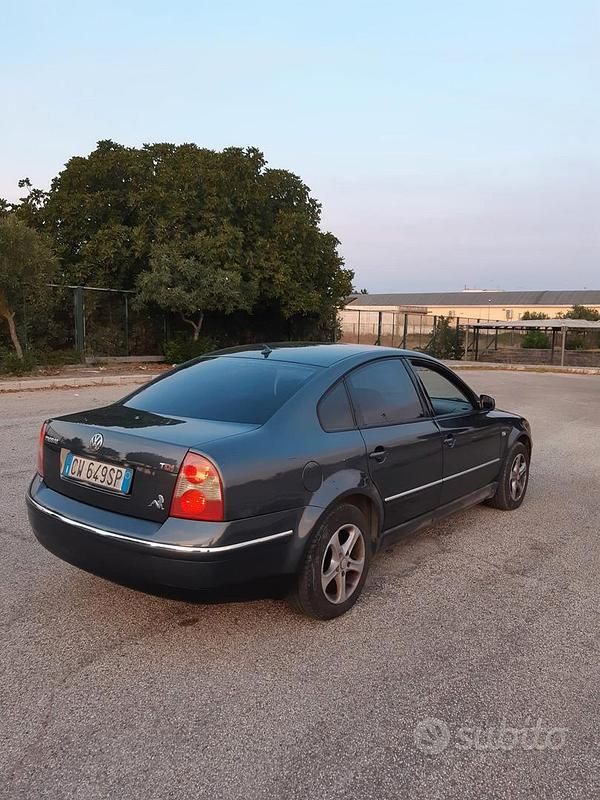 Usata VW Passat 101 CV (74 kW) 2005 Grigio Berlina