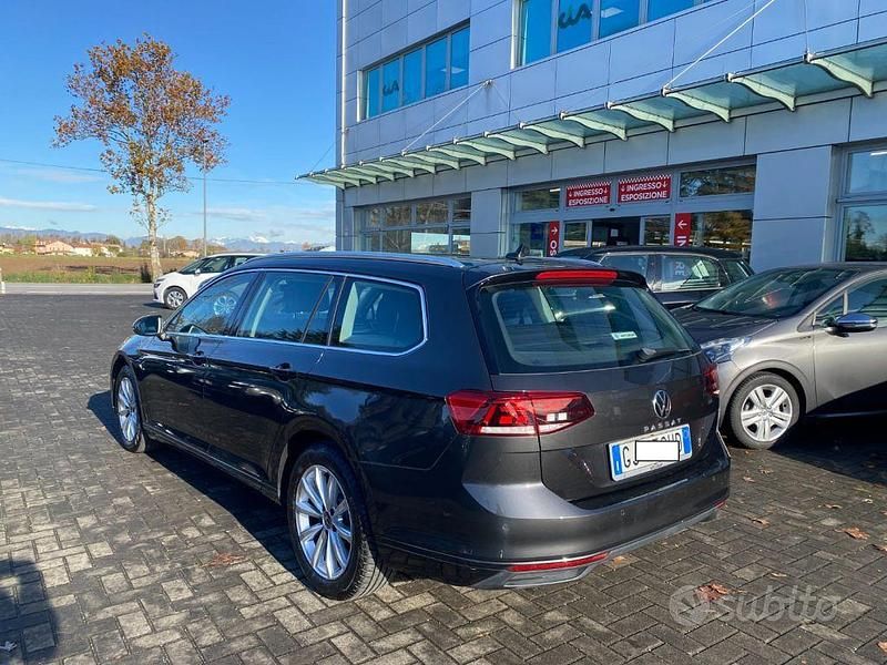 Usata VW Passat Business 150 CV (110 kW) 2022 Grigio scuro Station wagon