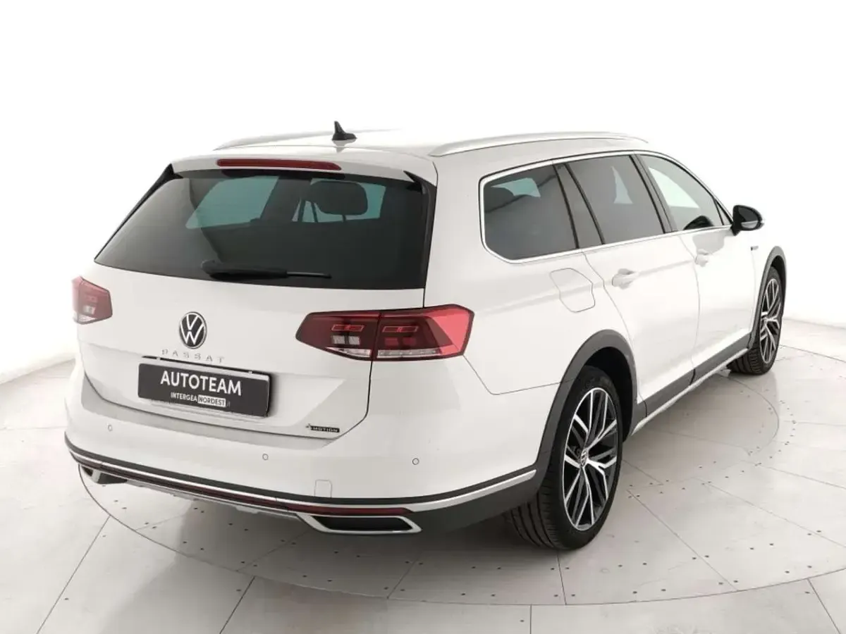 Usata VW Passat Alltrack 200 CV (147 kW) 2022 Bianco Station wagon