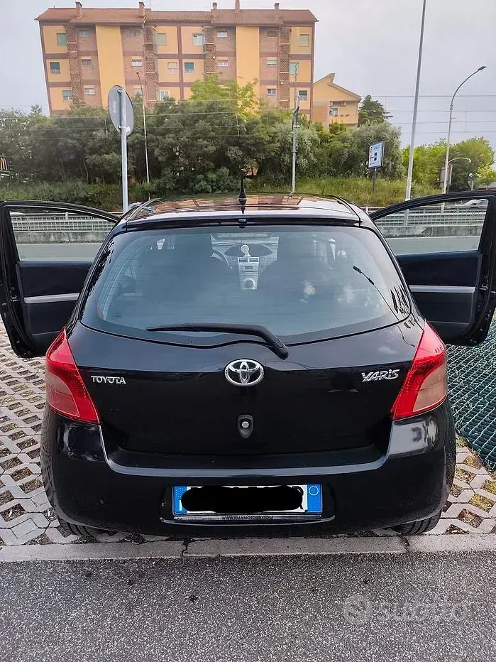 Usata Toyota Yaris Sol 69 CV (50 kW) 2009 Nero Utilitaria