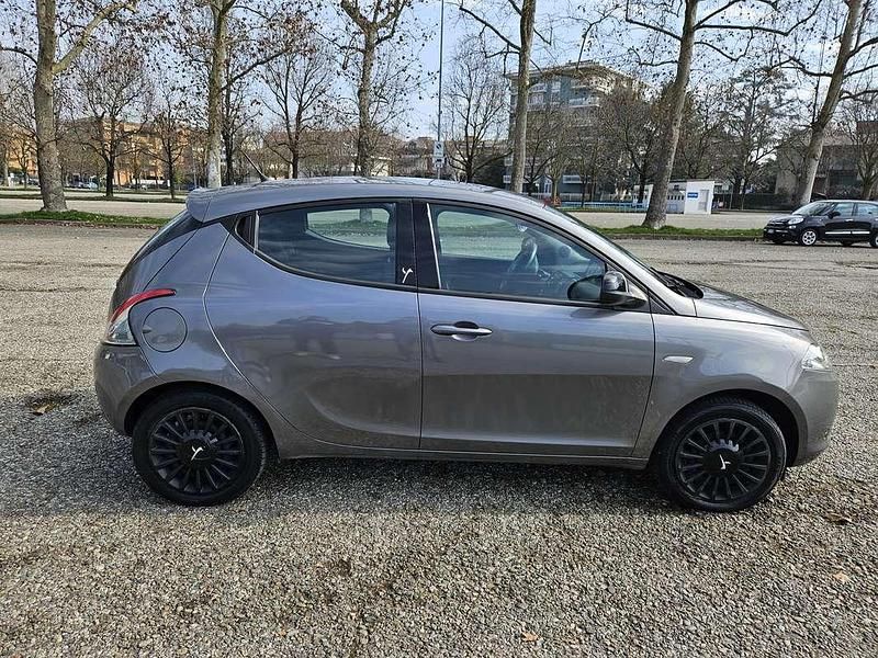 Usata Lancia Ypsilon 69 CV (50 kW) 2015 Grigio Utilitaria